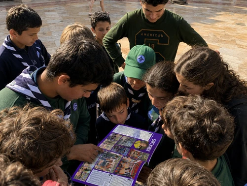 Lectores con la revista Sempre Avant